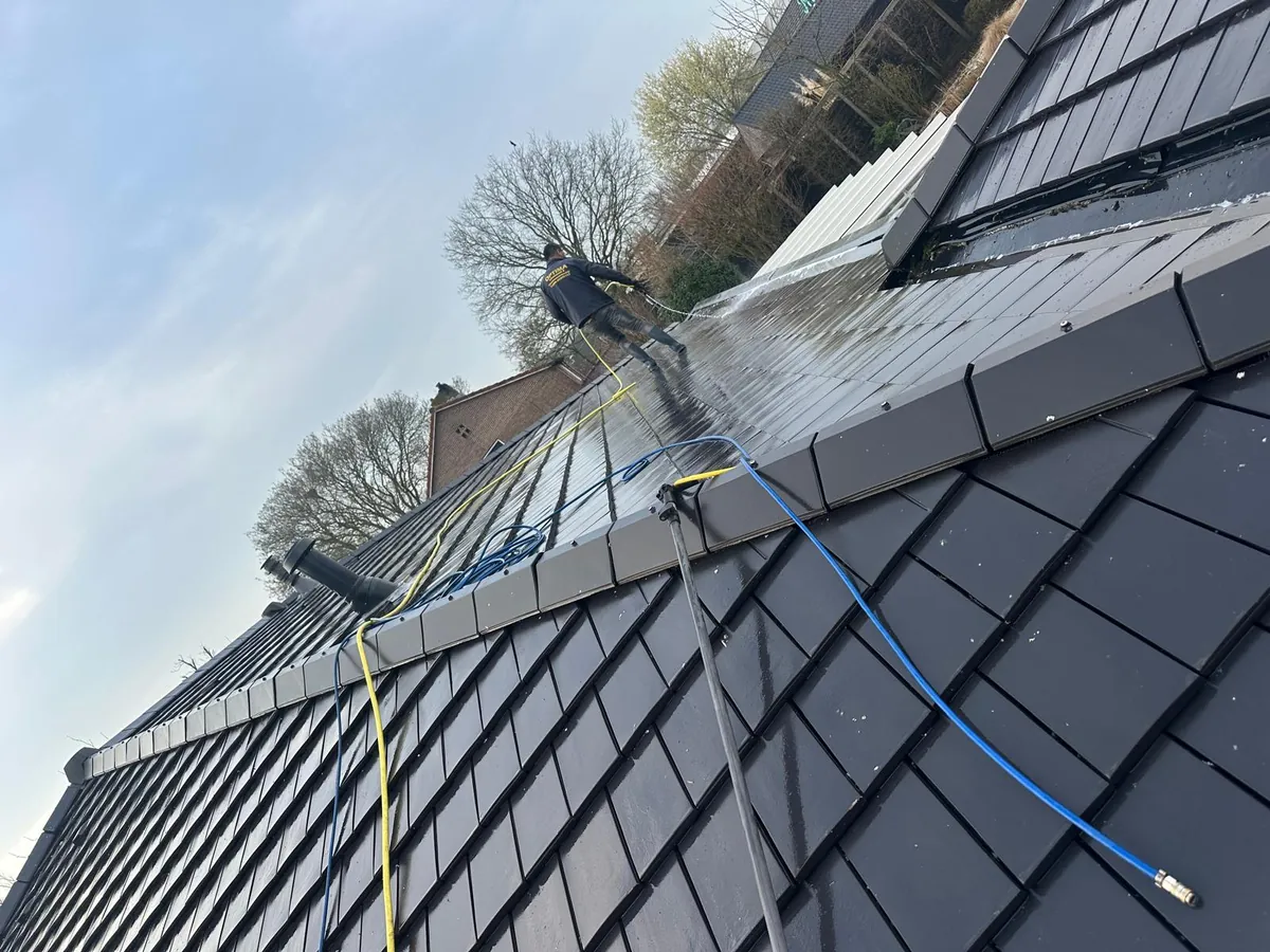 Dak gereinigd met krachtige waterstraal