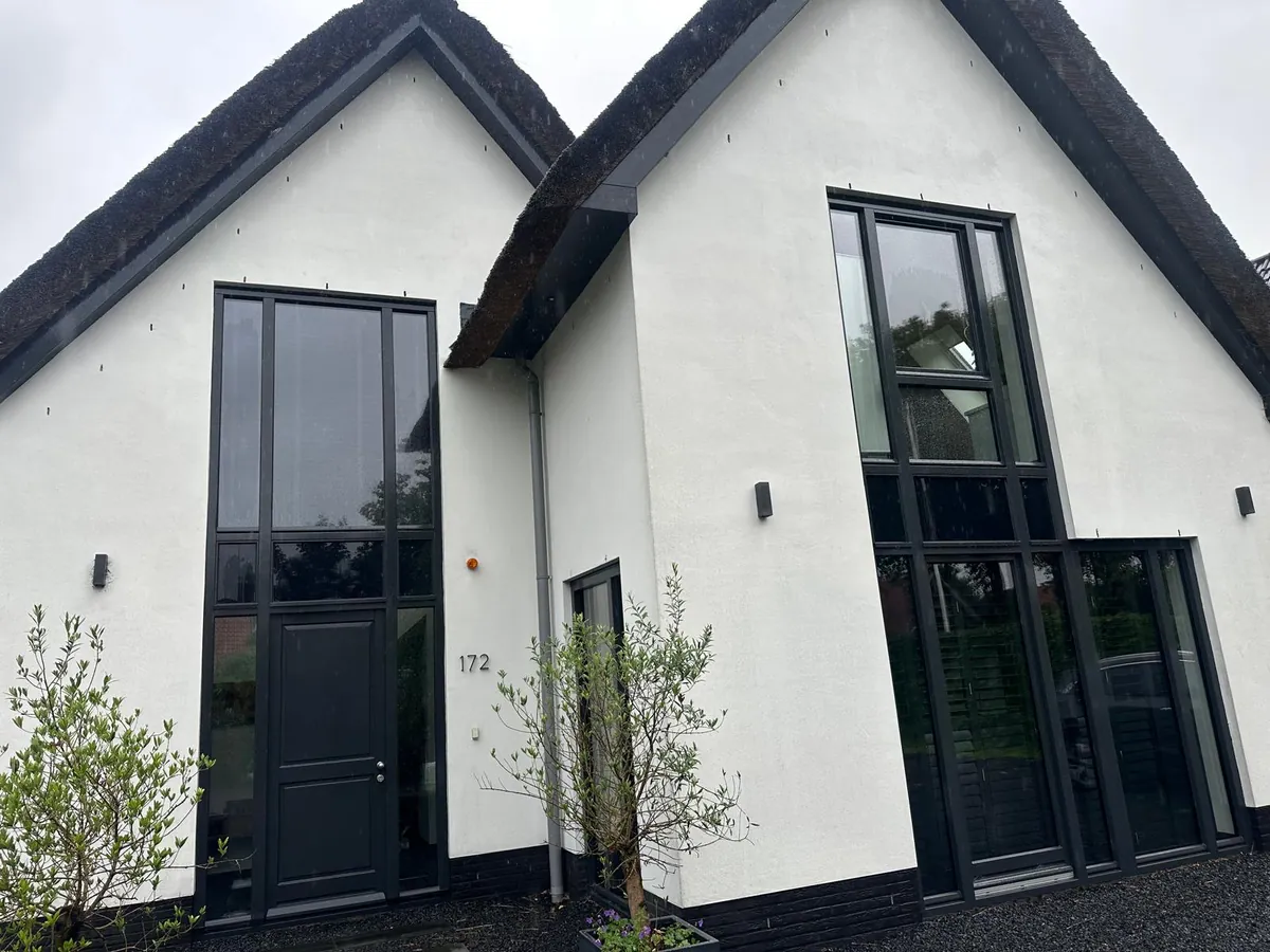Strakke gevels en ramen van moderne woningen