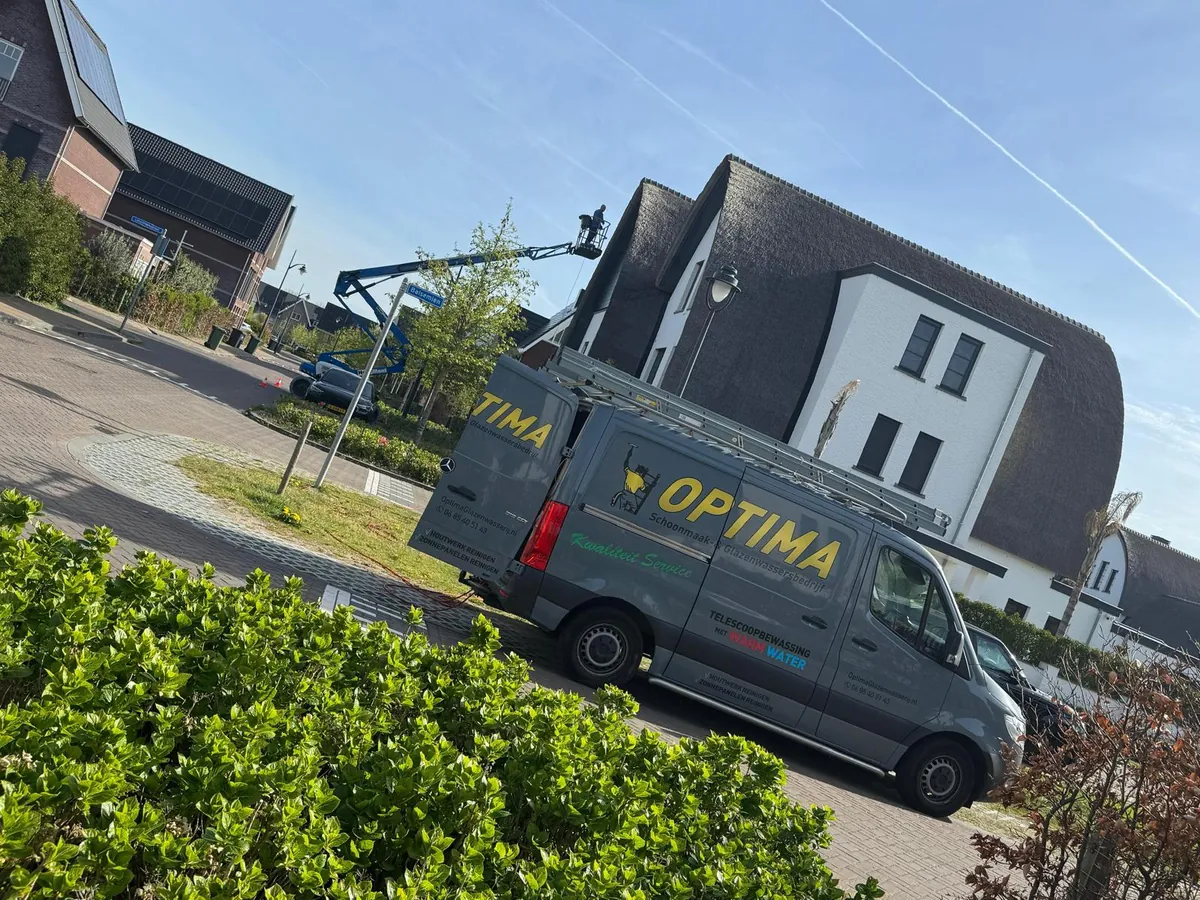 Bedrijfsbus van Optima Glazenwasserij