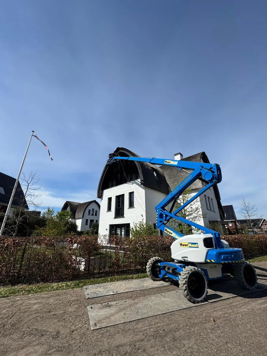 Hoogwerker in gebruik bij een woning