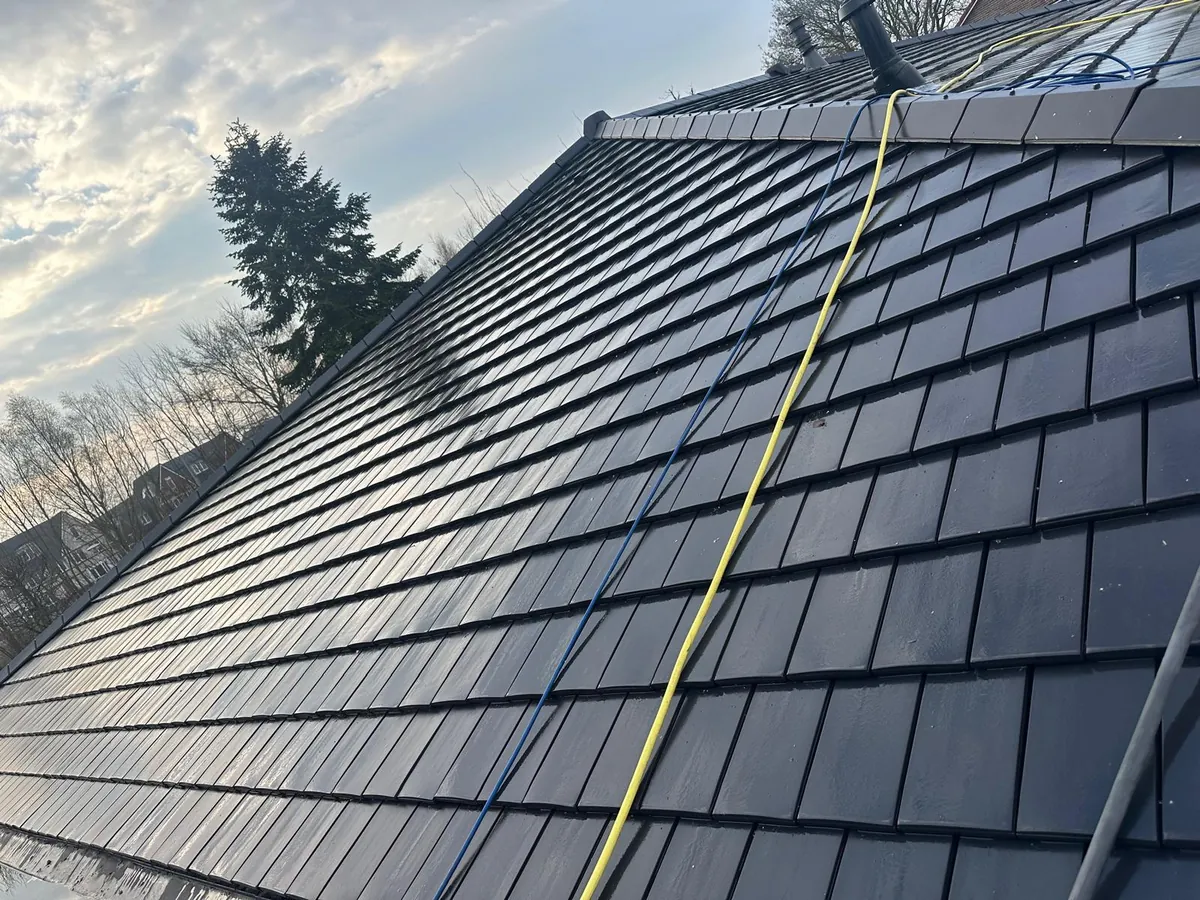 Vakkundig gereinigd dak onder een strakblauwe lucht