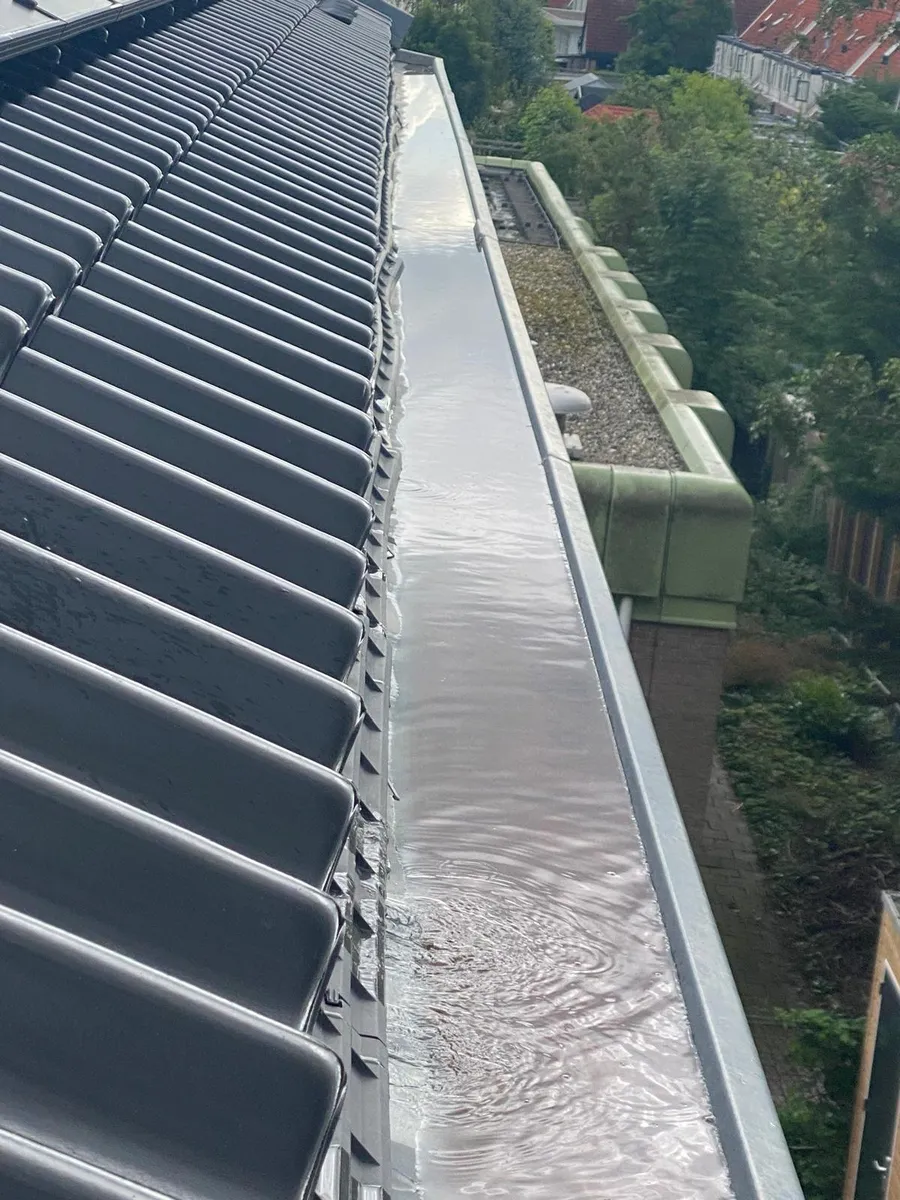 Schoongespoelde zinken dakgoot