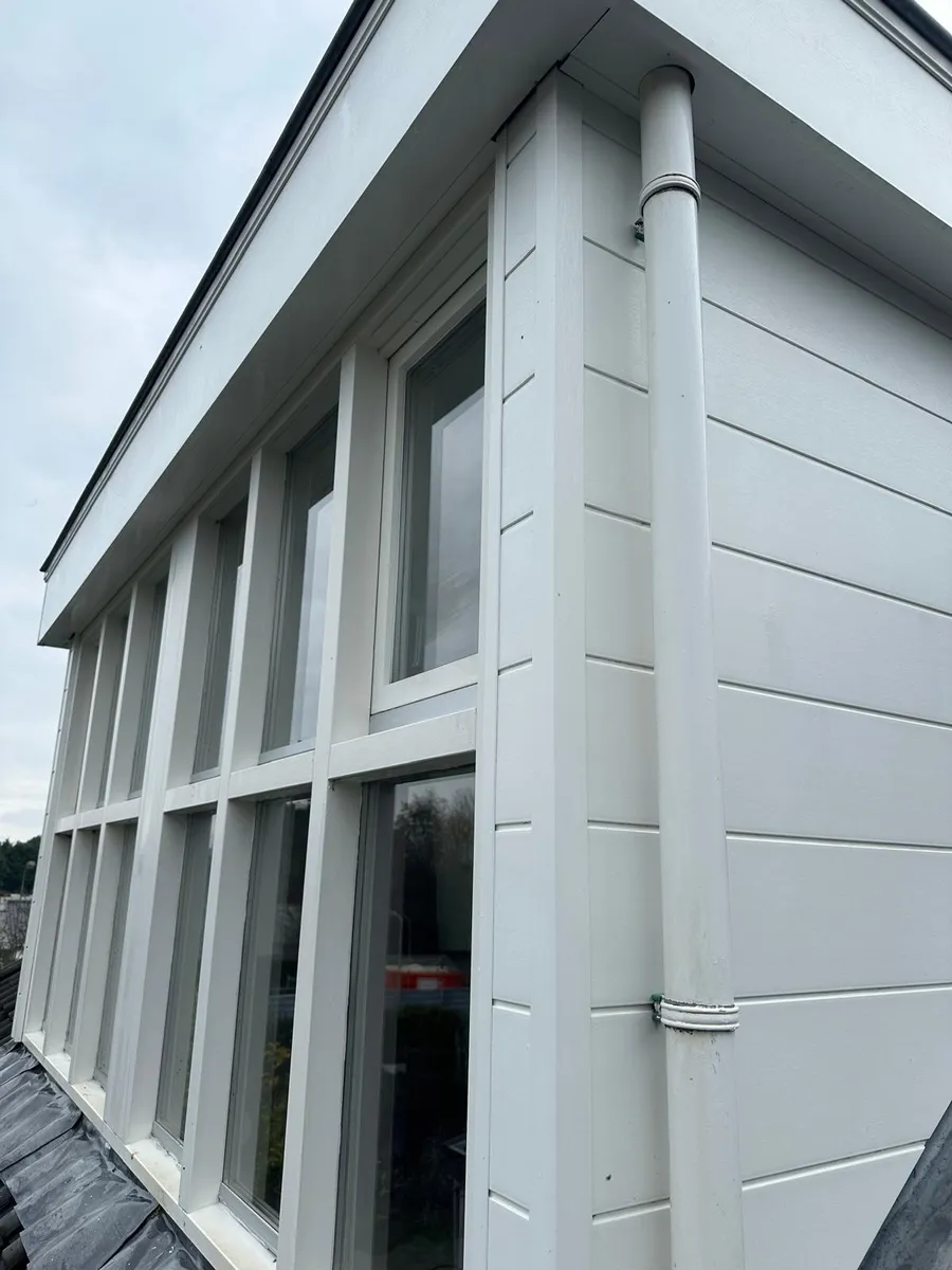 Witte houten dakkapel na reiniging