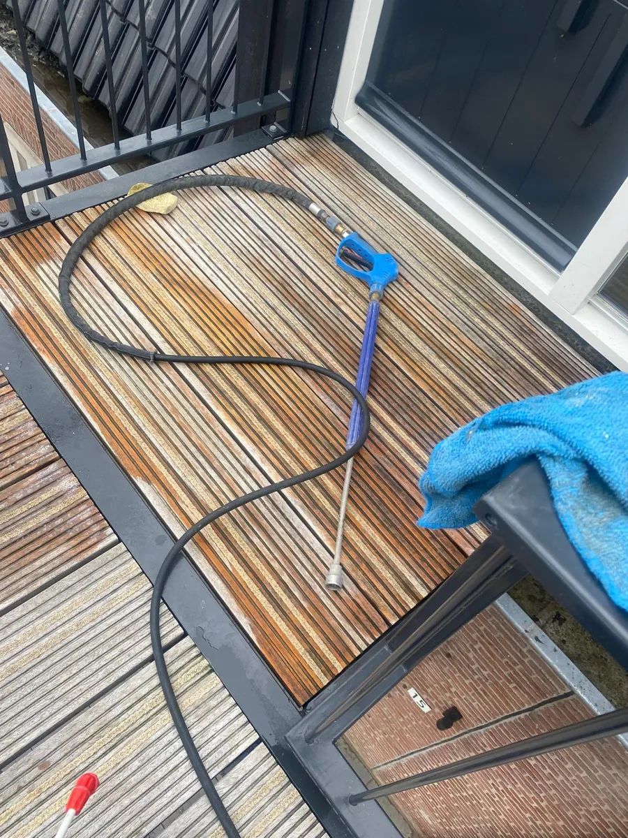 Gereinigde houten vlonder bij een balkon