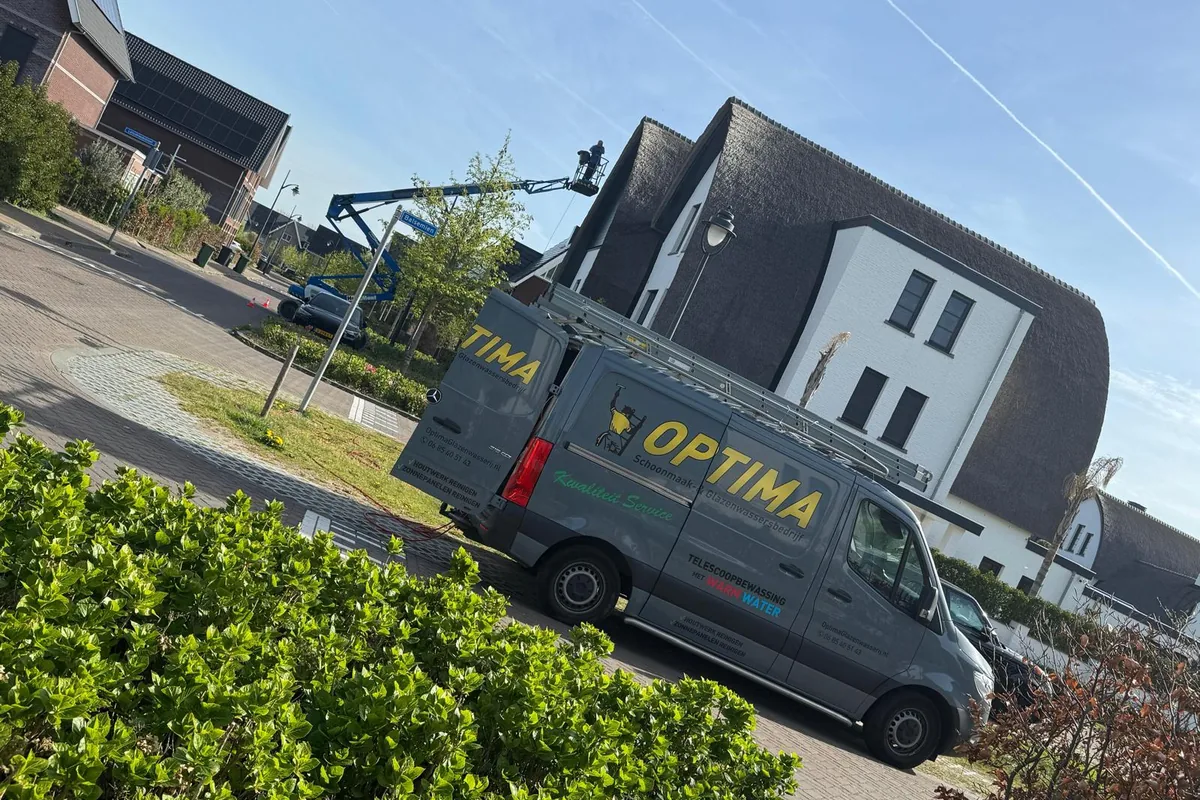 Bedrijfsbus van Optima Glazenwasserij